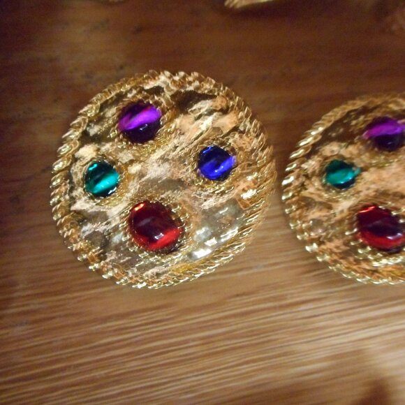 CLIP ON EARRINGS -  ROUND W/ 4 COLOR STONES IN GOLD METAL, BLU, RD. GRN, PURPLE - Picture 5 of 9